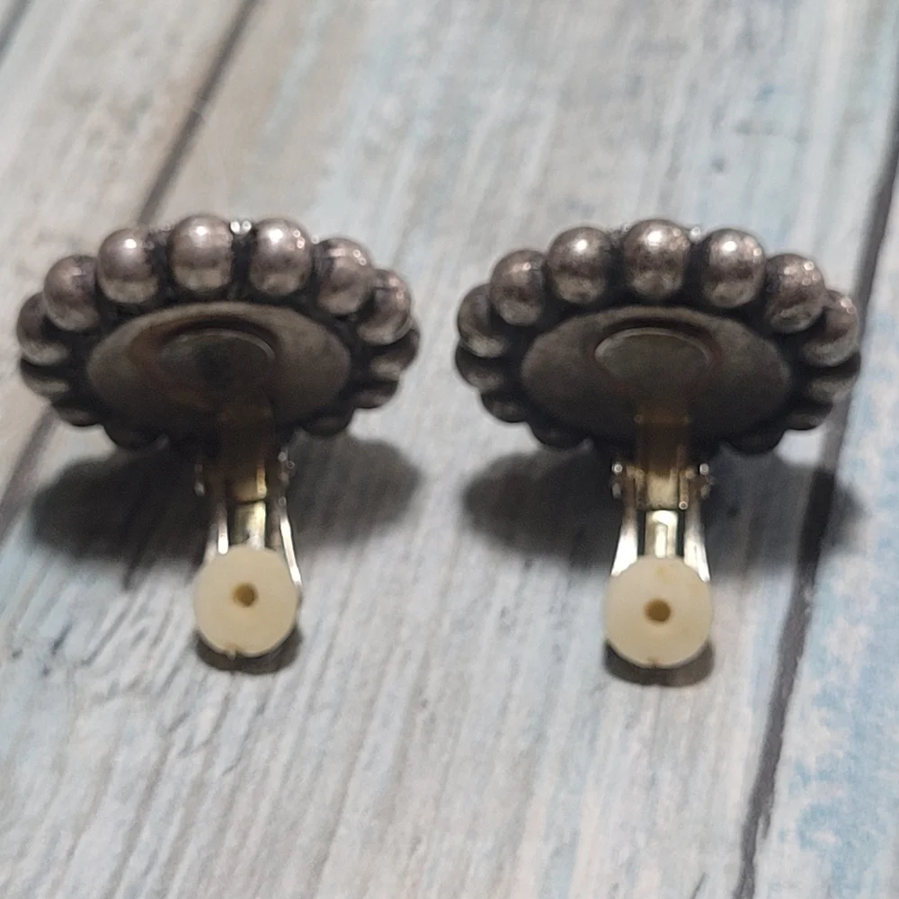 Vintage Clip on Earrings. - Picture 5 of 8